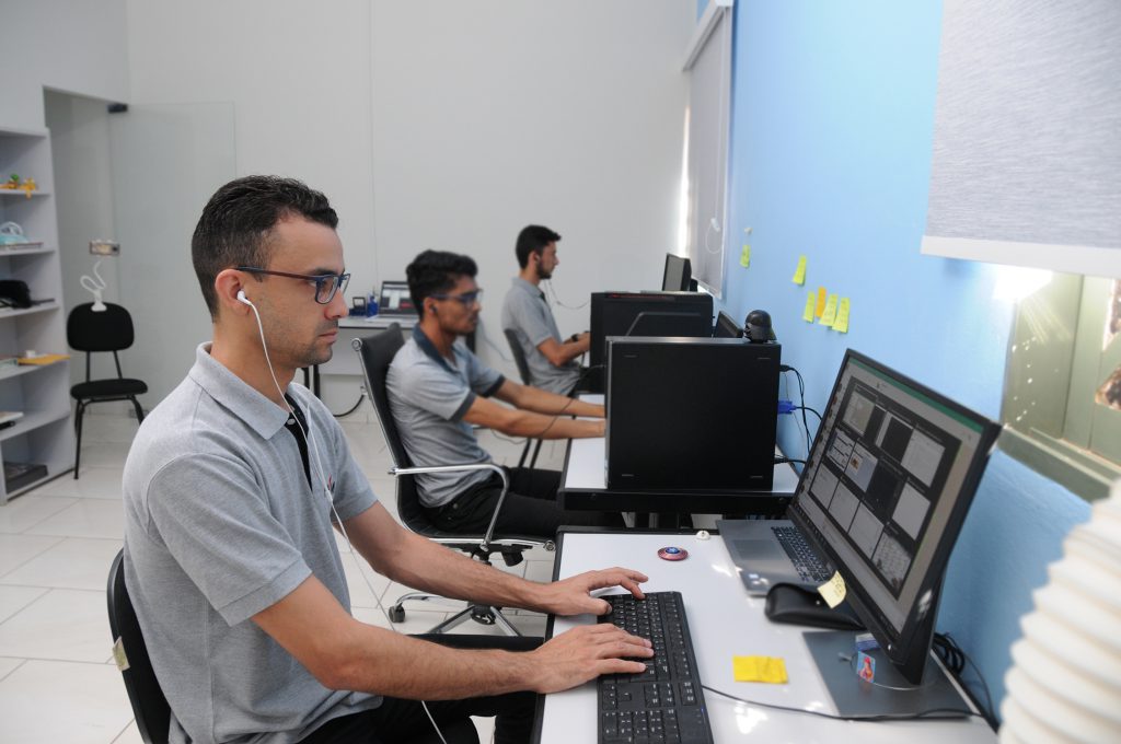 Equipe trabalhando no escritório da RKM